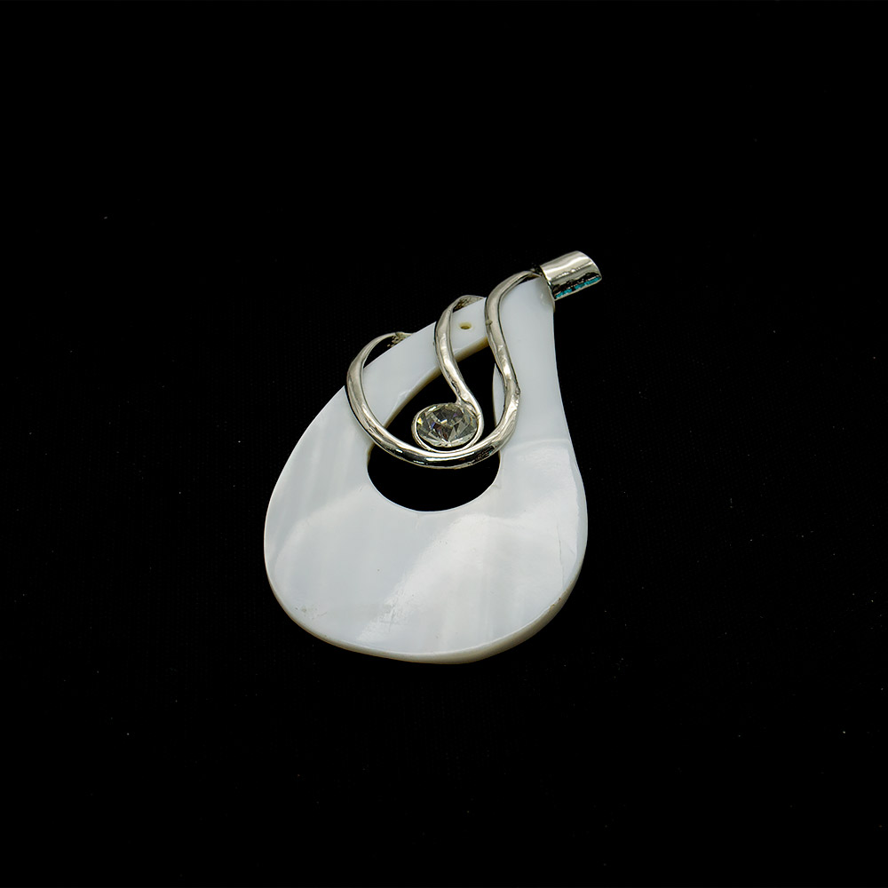 Фото товара кулон из перламутра "капля"