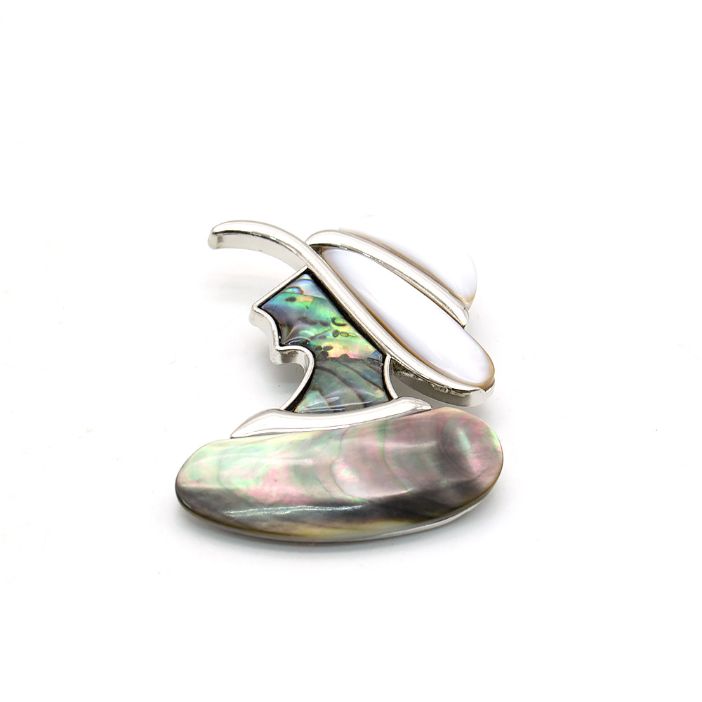 Фото товара брошь-кулон перламутр  "девушка в шляпе из гелиотиса"