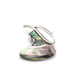 Брошь-кулон перламутр  "Девушка в шляпе из гелиотиса"