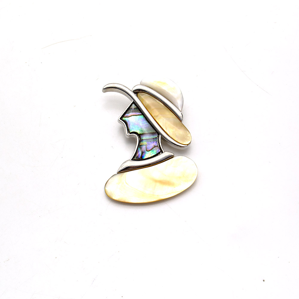 Фото товара брошь-кулон бежевый перламутр "девушка в шляпе" со вставкой из гелиотиса