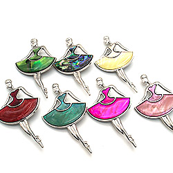 Брошь-кулон "Девушка в бальном платье" перламутр