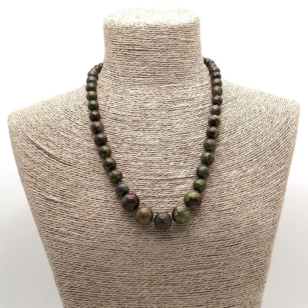 Фото товара бусы из эвдиалита на увеличение