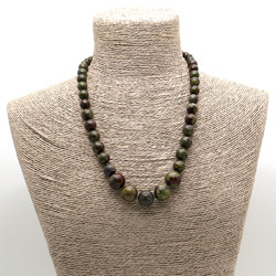 Бусы из эвдиалита на увеличение