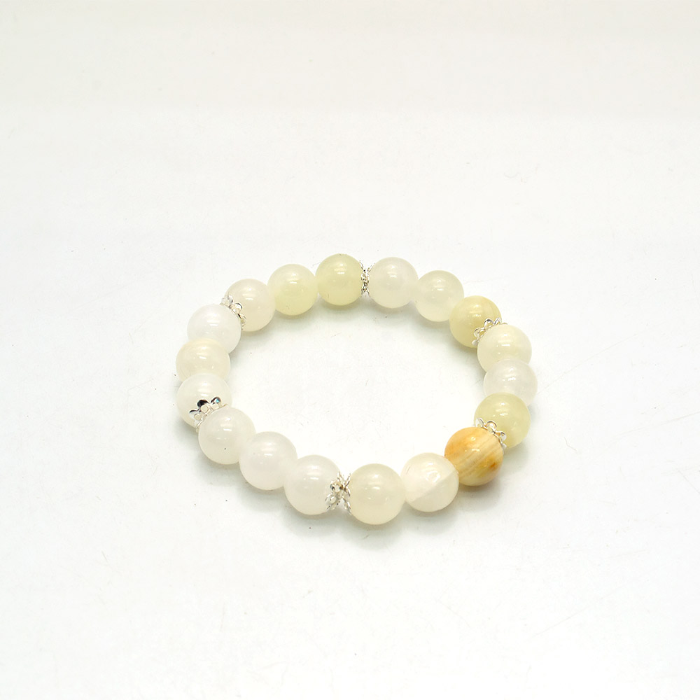 Фото товара браслет из оникса белого 10 мм с фурнитурой "бабочка"