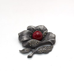 Брошь "Цветок с листьями" майорка красная А0456