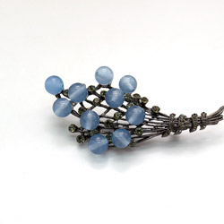 Фото товара брошь "букет с лентой" голубой кварц а0082