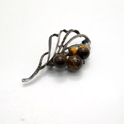 Фото товара брошь "лист 4 камня" тигровый глаз а0141