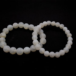 Браслет из агата кракле матового белого шар