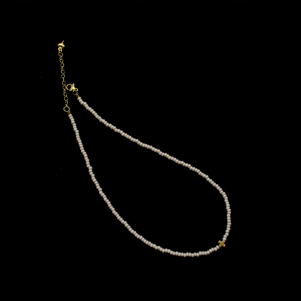 Фото товара чокер из майорки с подвеской крестик