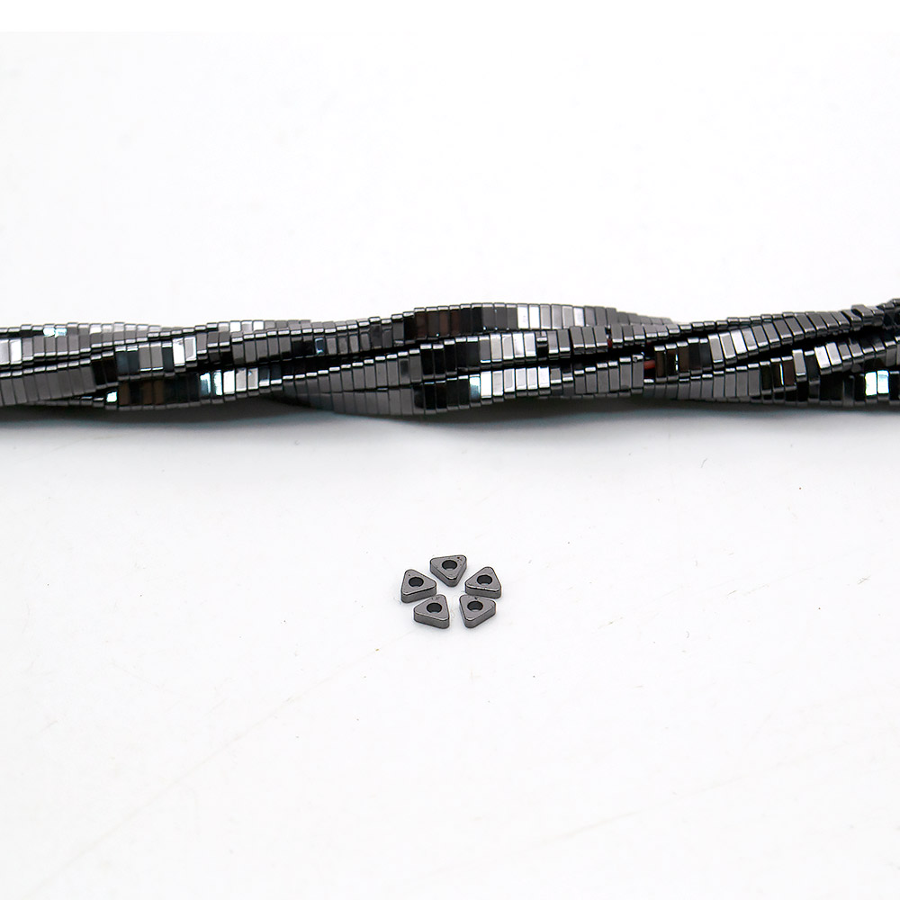 Гематит разделитель треугольный 3*1 мм 