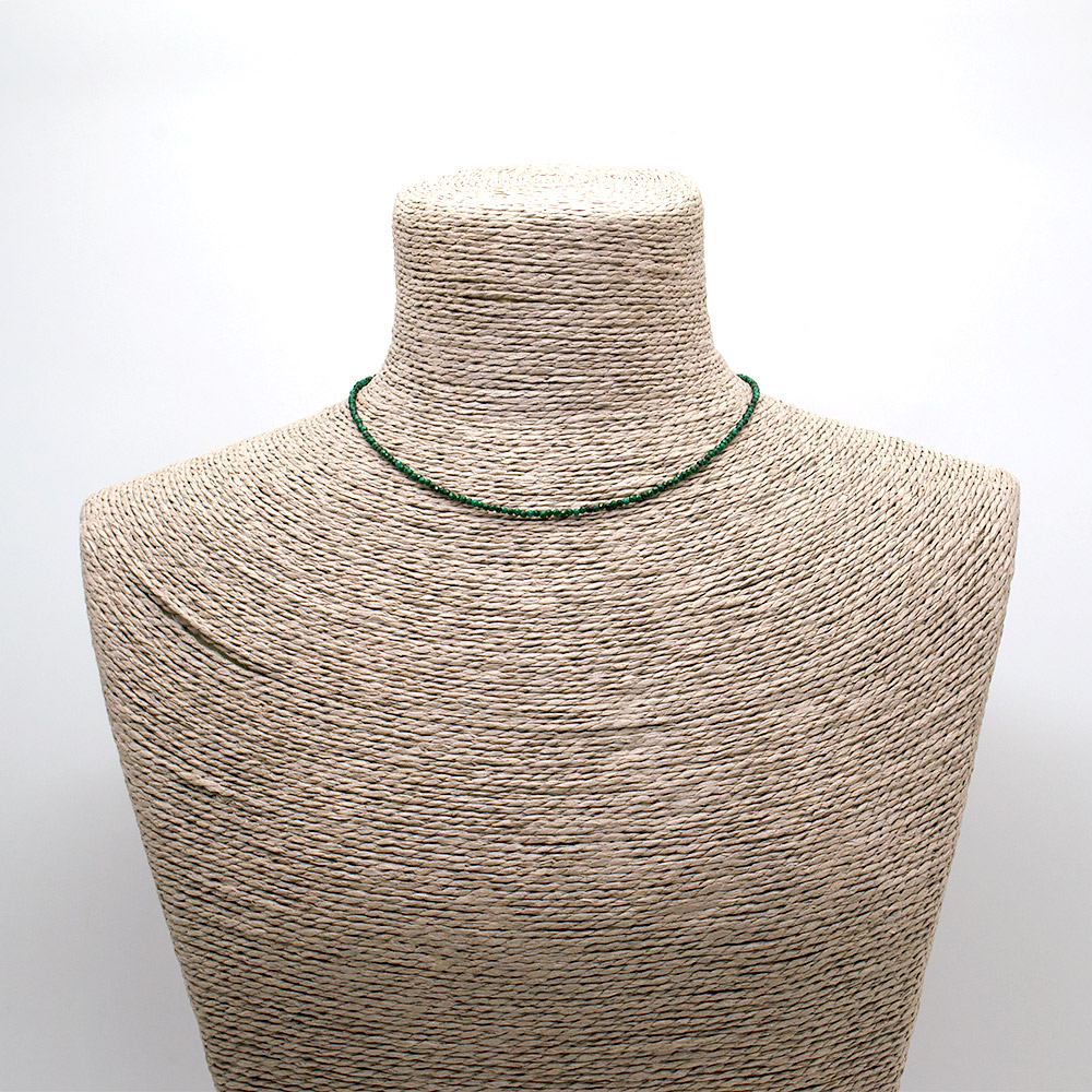 Фото товара бусы-чокер из малахита натуры 2 мм грань