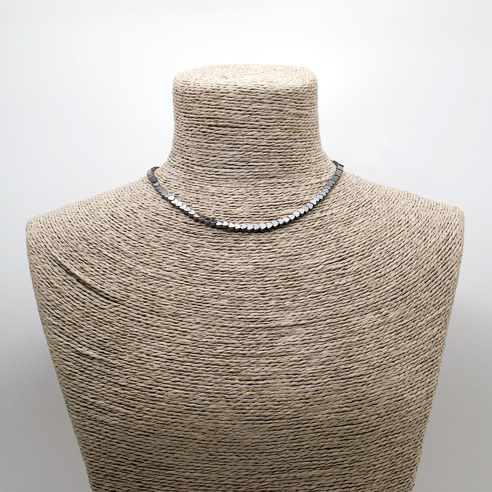 Фото товара бусы-чокер из гематита сердце плоское 4х4 мм