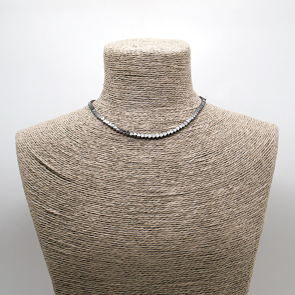 Бусы-чокер из гематита сердце плоское 4х4 мм