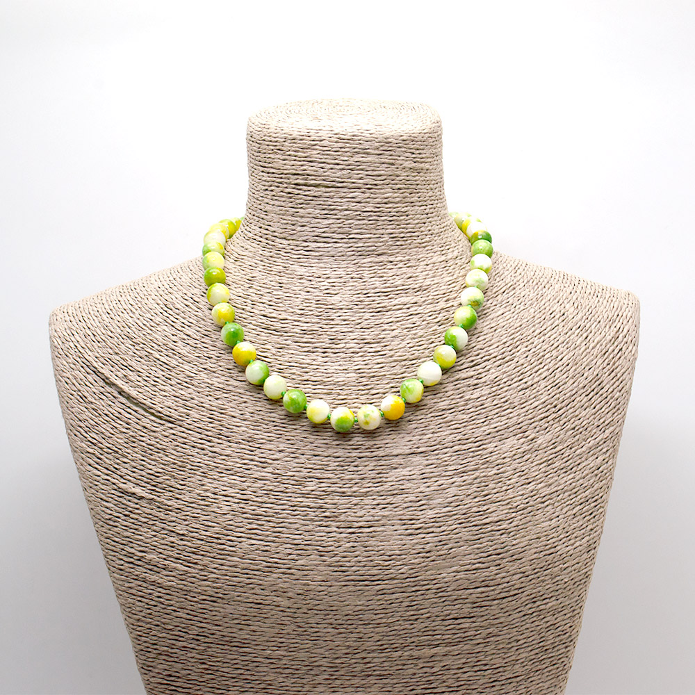 Фото товара бусы из кальцита пигментированного зеленым с желтым шар