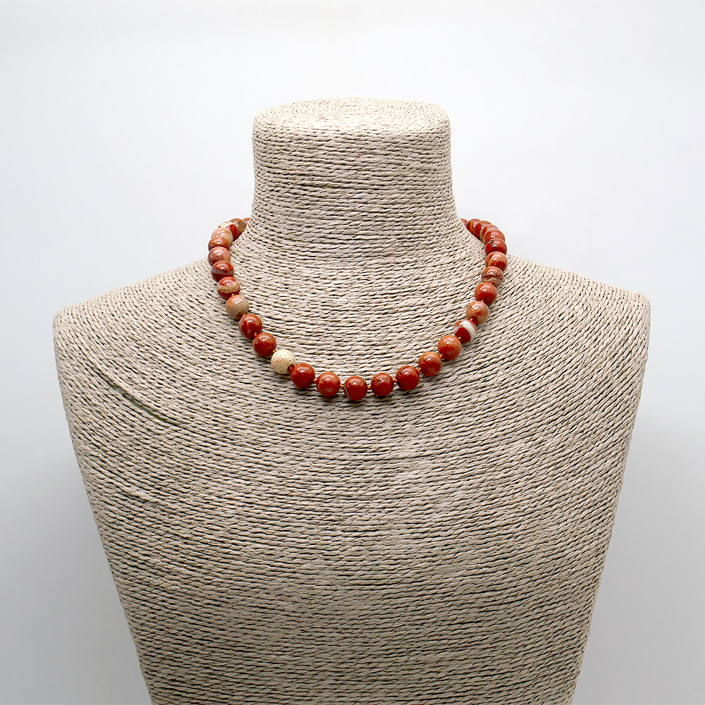 Бусы из яшмы кирпичной шар