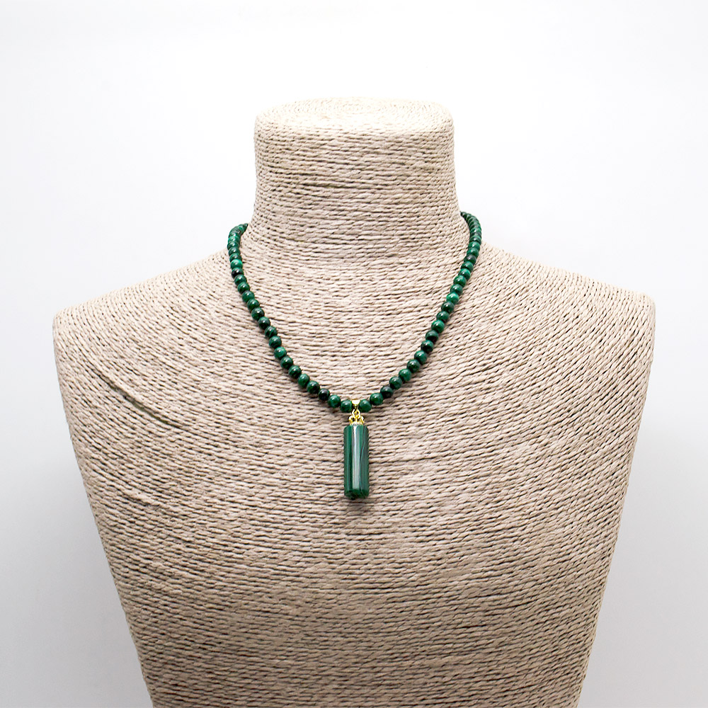 Фото товара бусы из малахита с кулоном