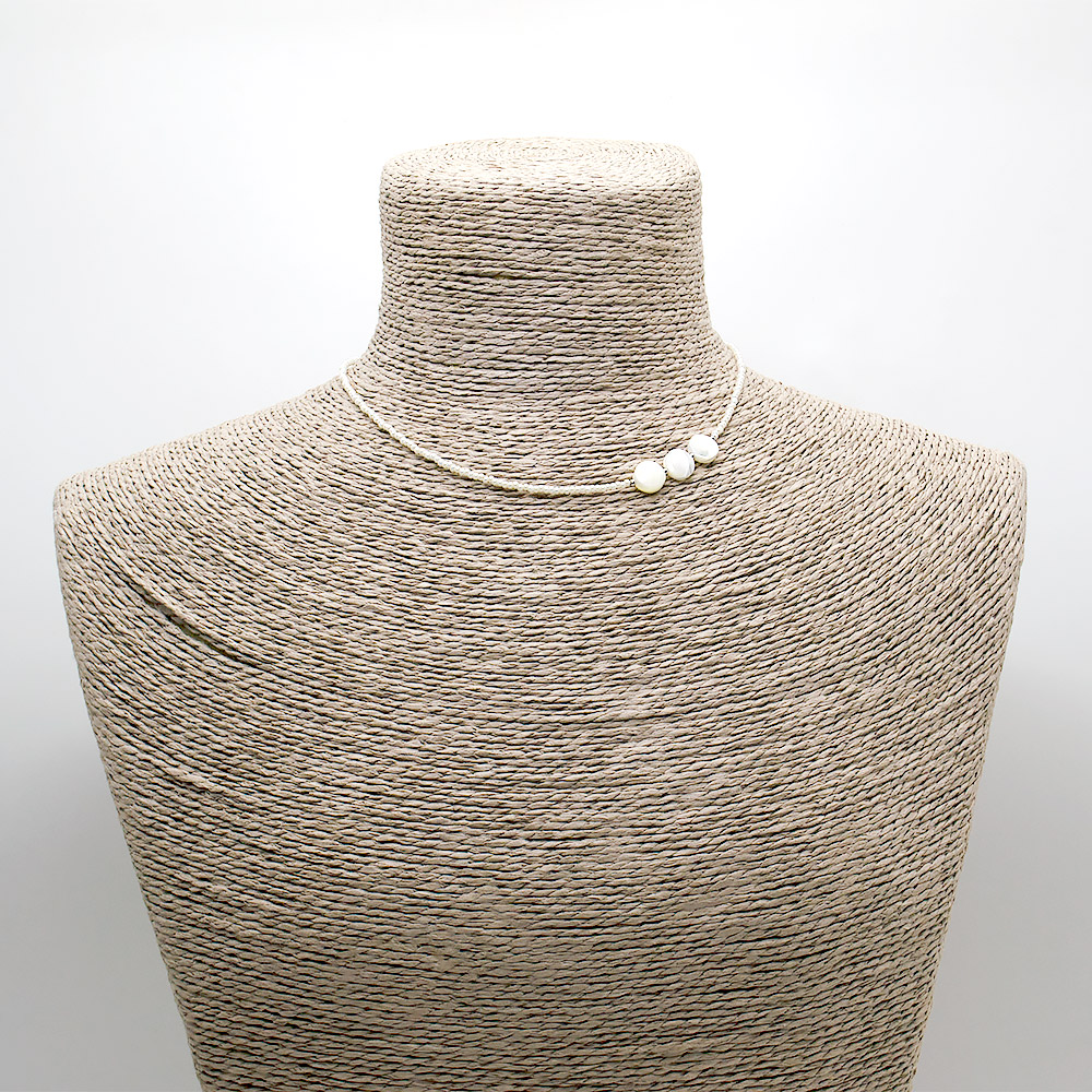 Бусы-чокер из майорки с круглыми вставками из перламутра